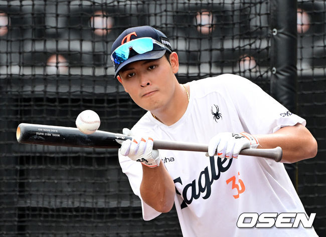 [OSEN=대전, 지형준 기자] 7일 대전 한화생명 볼파크에서 2026 신한 SOL KBO리그 한화 이글스와 NC 다이노스의 경기가 열렸다. 경기에 앞서 한화 한지윤이 훈련을 하고 있다. 2026.07.07 / jpnews@osen.co.kr