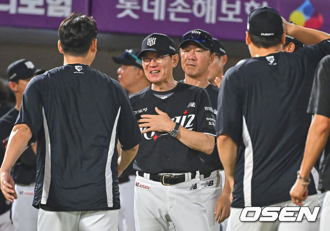[OSEN=부산, 이석우 기자] 25일 부산 사직야구장에서 2026 신한 SOL KBO 리그 롯데 자이언츠와 KT 위즈의 경기가 열렸다. 홈팀 롯데는 김진욱이, 방문팀 KT는 소형준이 선발 출전했다.KT 위즈 이강철 감독이 롯데 자이언츠에 6-1로 승리한 후 기쁨을 나누고 있다. 2026.07.25 / foto0307@osen.co.kr