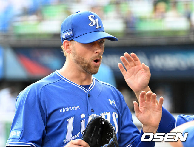 [OSEN=잠실, 이대선 기자] 26일 서울 잠실야구장에서 2026 신한 SOL KBO리그 두산 베어스와 삼성 라이온즈의 경기가 열렸다.이날 두산은 곽빈, 삼성은 오스틴 보스를 선발로 내세웠다.3회말 수비를 마친 삼성 보스가 더그아웃을 들어가며 환호하고 있다. 2026.07.26 /sunday@osen.co.kr