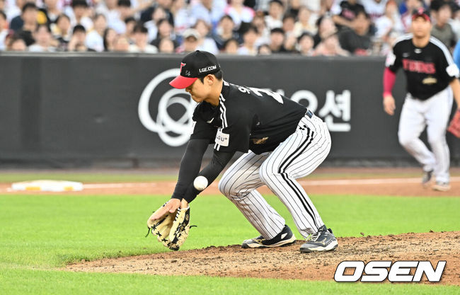 [OSEN=대전, 박준형 기자] 26일 대전한화생명볼파크에서 2026 신한은행 SOL KBO리그 한화 이글스와 LG 트윈스의 경기가 진행됐다.이날 경기에 한화는 짐머맨을, LG는 박시원을 선발투수로 내세웠다.4회말 2사 1,3루 한화 심우준의 내야땅볼때 우강훈 투수가 포구 실책하고 있다.  2026.07.24 / soul1014@osen.co.kr