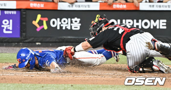 [OSEN=대전, 박준형 기자] 26일 대전한화생명볼파크에서 2026 신한은행 SOL KBO리그 한화 이글스와 LG 트윈스의 경기가 진행됐다.이날 경기에 한화는 짐머맨을, LG는 박시원을 선발투수로 내세웠다.8회말 1사 2,3루 한화 심우준의 내야땅볼때 3루 주자 김태연이 홈 득점 성공하고 있다.     2026.07.24 / soul1014@osen.co.kr