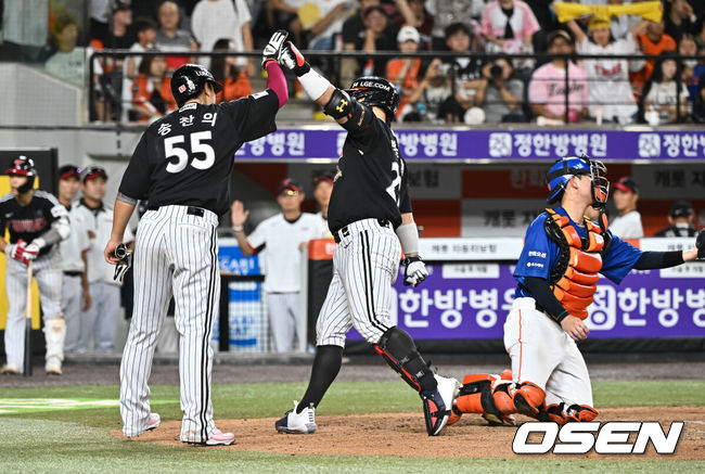 [OSEN=대전, 박준형 기자] 26일 대전한화생명볼파크에서 2026 신한은행 SOL KBO리그 한화 이글스와 LG 트윈스의 경기가 진행됐다.이날 경기에 한화는 짐머맨을, LG는 박시원을 선발투수로 내세웠다.8회초 1사 1루 LG 박동원이 동점 2점 홈런을 날리고 홈을 밟고 있다.    2026.07.24 / soul1014@osen.co.kr
