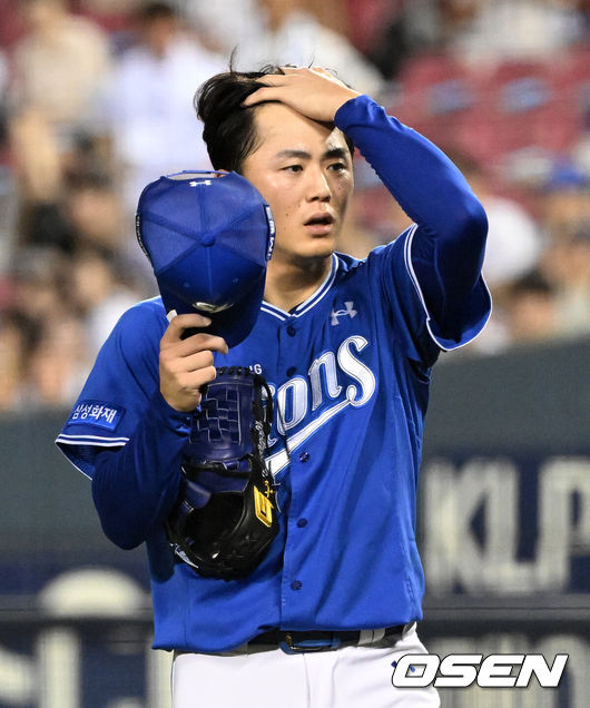 [OSEN=잠실, 이대선 기자] 26일 서울 잠실야구장에서 2026 신한 SOL KBO리그 두산 베어스와 삼성 라이온즈의 경기가 열렸다.이날 두산은 곽빈, 삼성은 오스틴 보스를 선발로 내세웠다.8회말 무사에서 삼성 미야지가 두산 강승호에게 몸에 맞는 볼을 허용하며 교체되고 있다. 2026.07.26 /sunday@osen.co.kr