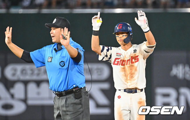[OSEN=부산, 이석우 기자] 26일 부산 사직야구장에서 2026 신한 SOL KBO 리그 롯데 자이언츠와 KT 위즈의 경기가 열렸다. 홈팀 롯데는 비슬리가, 방문팀 KT는 사우어가 선발 출전했다.롯데 자이언츠 전민재가 6회말 1사 3루 우중간 1타점 2루타를 치고 세리머니를 하고 있다. 2026.07.26 / foto0307@osen.co.kr