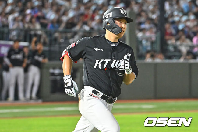[OSEN=부산, 이석우 기자] 26일 부산 사직야구장에서 2026 신한 SOL KBO 리그 롯데 자이언츠와 KT 위즈의 경기가 열렸다. 홈팀 롯데는 비슬리가, 방문팀 KT는 사우어가 선발 출전했다.KT 위즈 류현인이 8회초 2사 우월 솔로 홈런을 치고 그라운드를 돌고 있다. 2026.07.26 / foto0307@osen.co.kr
