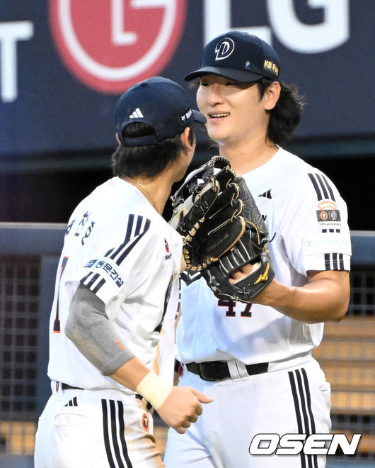 [OSEN=잠실, 이대선 기자] 26일 서울 잠실야구장에서 2026 신한 SOL KBO리그 두산 베어스와 삼성 라이온즈의 경기가 열렸다.이날 두산은 곽빈, 삼성은 오스틴 보스를 선발로 내세웠다.6회초 2사에서 두산 곽빈이 삼성 최형우를 삼진으로 처리하고 미소짓고 있다. 2026.07.26 /sunday@osen.co.kr