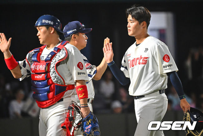 [OSEN=부산, 이석우 기자] 26일 부산 사직야구장에서 2026 신한 SOL KBO 리그 롯데 자이언츠와 KT 위즈의 경기가 열렸다. 홈팀 롯데는 비슬리가, 방문팀 KT는 사우어가 선발 출전했다.롯데 자이언츠 김기준이 KT 위즈에 15-1로 승리한 후 김태형 감독과 기쁨을 나누고 있다. 2026.07.26 / foto0307@osen.co.kr