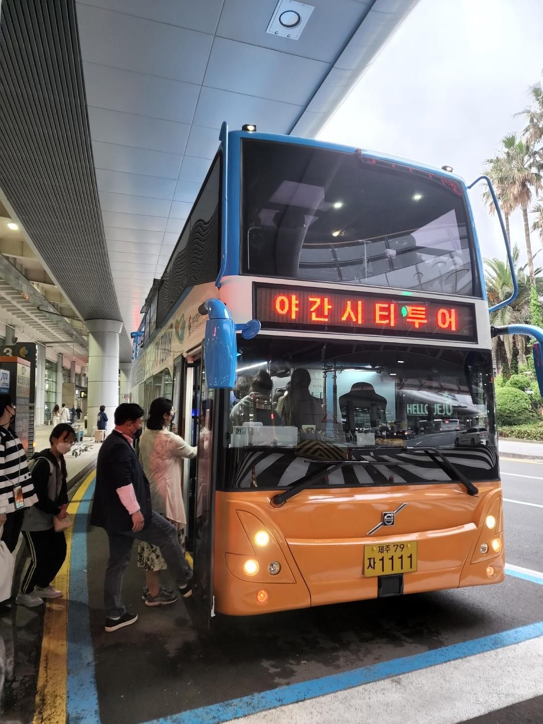 제주국제공항에서 출발을 준비 중인 제주 야밤버스. 사진 제주도관광협회