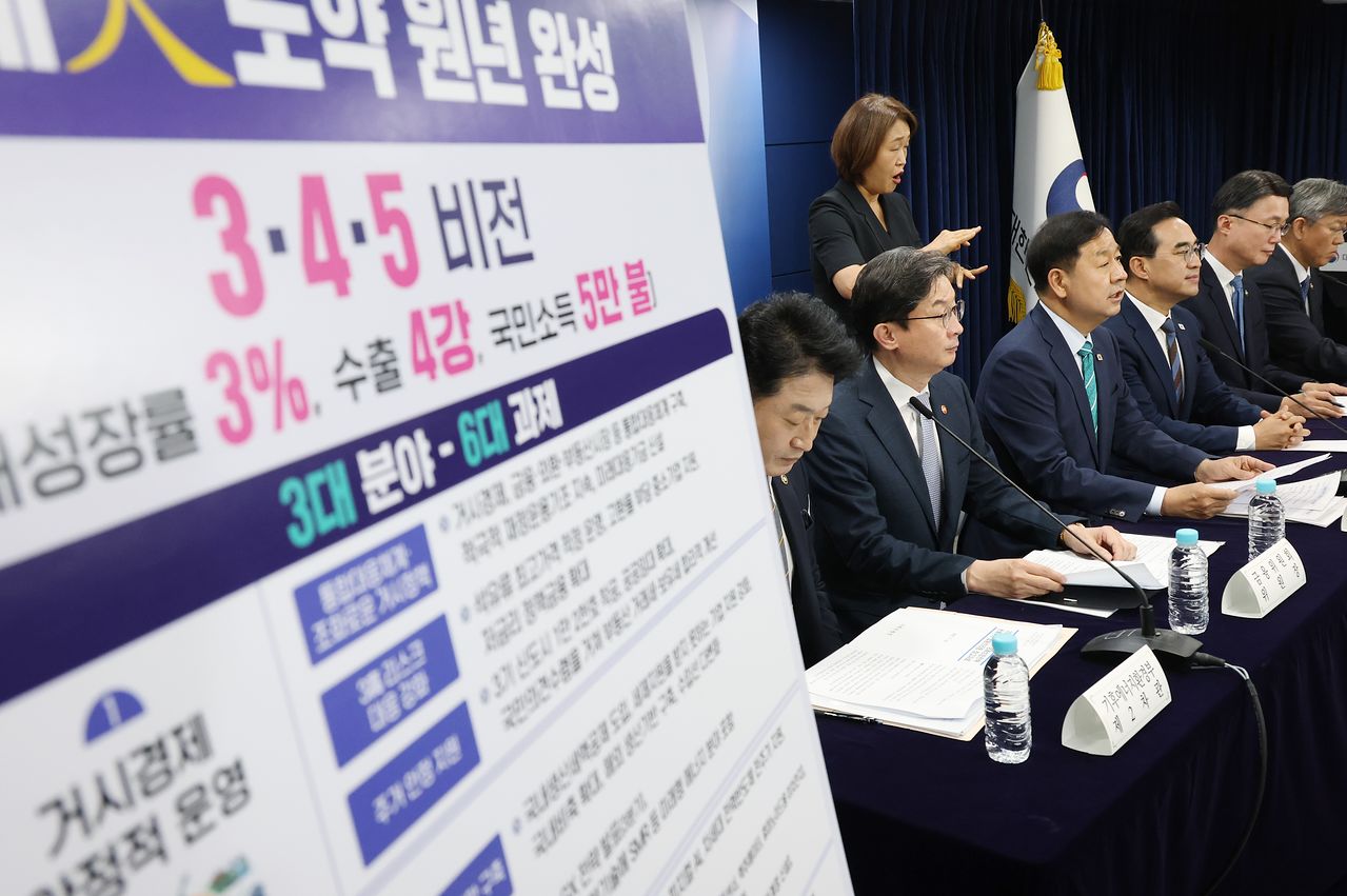 구윤철 경제부총리 겸 재정경제부 장관(왼쪽 셋째)이 14일 정부서울청사에서 하반기 경제성장전략 관련 관계부처 합동브리핑을 하고 있다. 팻말에 성장 목표 중 하나로 제시한 '수출 4강' 문구. 연합뉴스