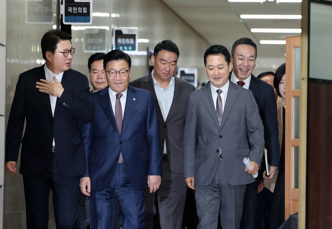 국민의힘 장동혁 대표와 정점식 원내대표가 23일 오전 서울 여의도 국회에서 열린 최고위원회의에 참석하고 있다. 뉴스1