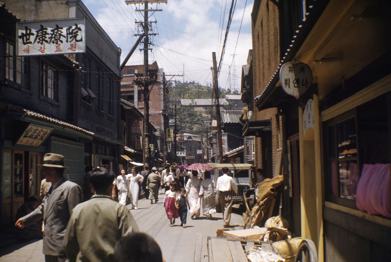 1952년 부산 중구 동광동 현 한성1918 옆의 '비엔나' 다방 모습. 사진 부산근현대사료연구소