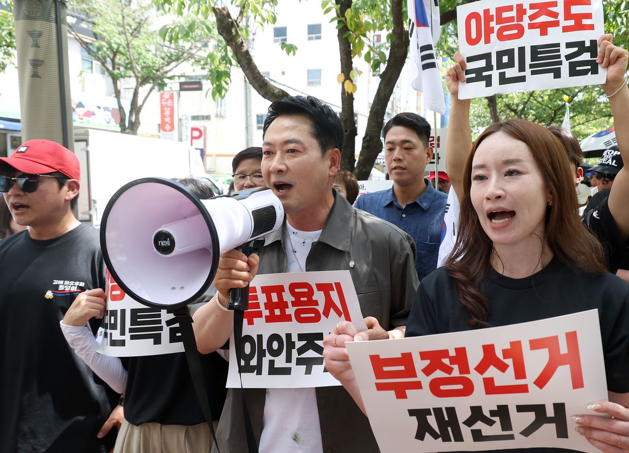 국민의힘 장동혁 대표가 25일 오후 경남 김해시 내동 거북공원에서 열린 6·3 참정권 침해 규탄 김해시민 집회 이후 참석자들과 행진하고 있다. 연합뉴스