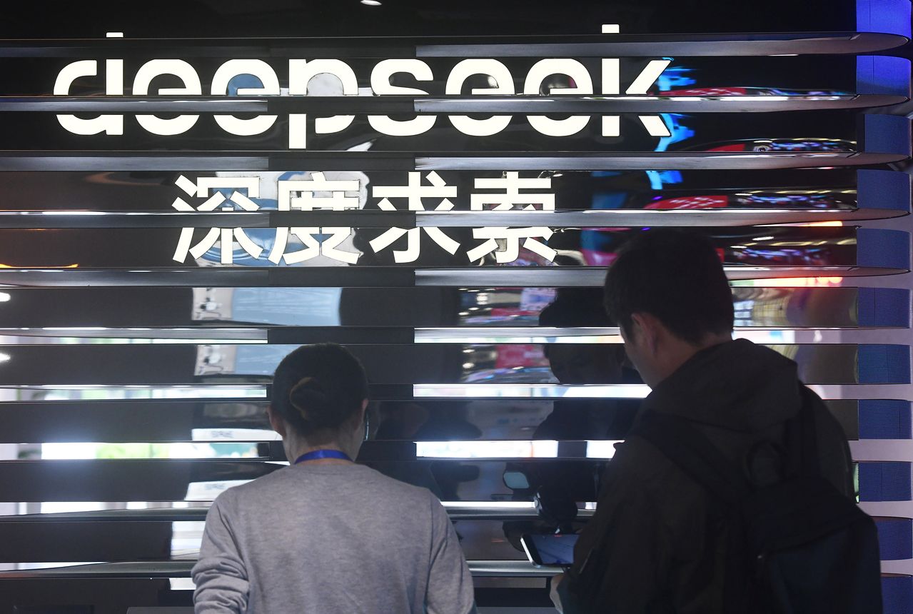 2025년 5월 4일 저장성 항저우에서 열린 인공지능 기술 박람회에서 인공지능 스타트업 딥시크 부스를 관람객들이 살펴보고 있다. 신화통신