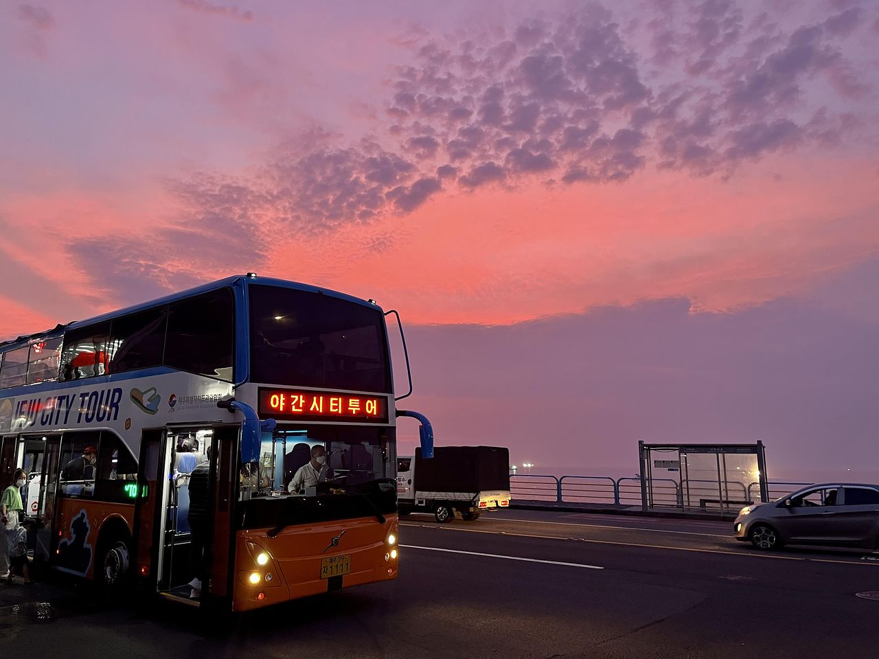 제주 도두-용담 해안도로를 운행 중인 제주 야밤버스. 제주도관광협회