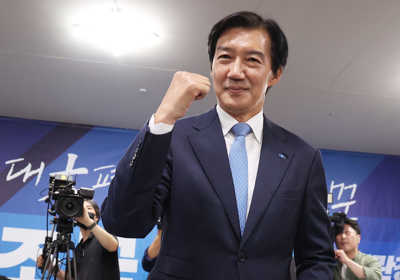 조국 조국혁신당 경기 평택을 국회의원 후보가 지난달 3일 오후 경기 평택시 안중읍에 위치한 선거사무소에서 지지자들에게 인사하고 있다. 뉴스1
