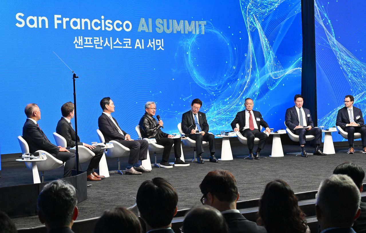 젠슨 황 엔비디아 최고경영자가 24일(현지시간) 미국 샌프란시스코 더 미드웨이에서 이재명 대통령이 참석한 가운데 열린 '샌프란시스코 AI 서밋'에서 발언하고 있다. 연합뉴스