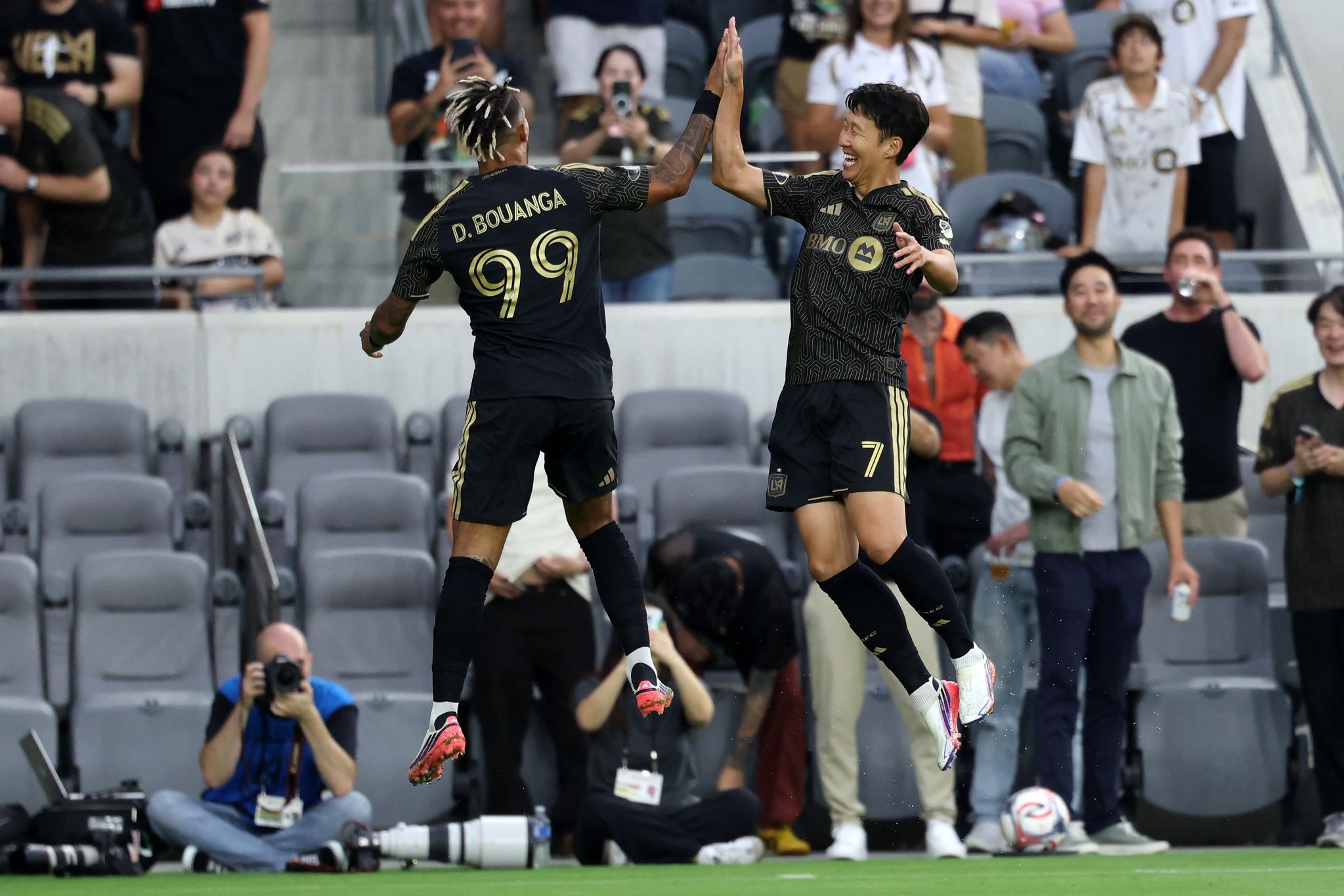 LAFC 손흥민(오른쪽)이 팀동료 부앙가와 하이파이브 세리머니를 하고 있다. 로이터=연합뉴스