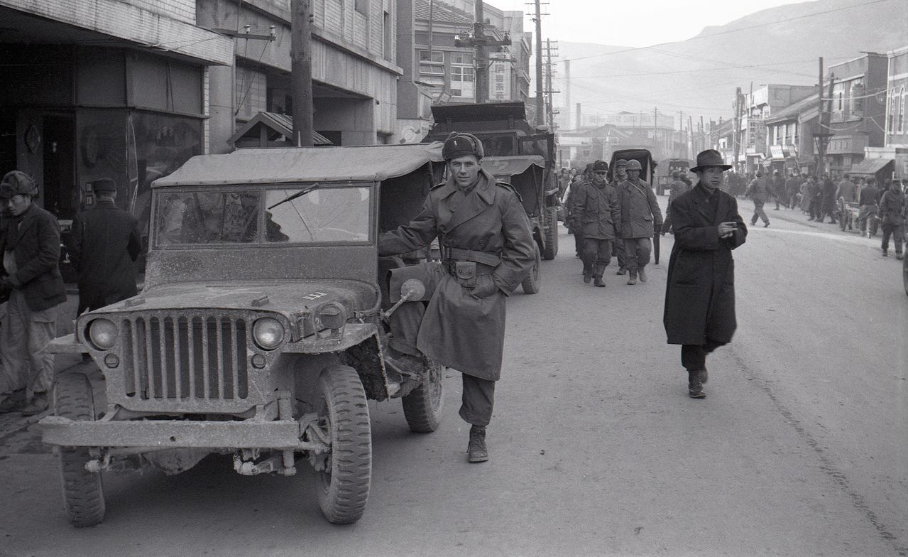 1951년 부산 중구 광복동 '밀다원' 다방 앞 모습. 사진 부산근현대사료연구소 