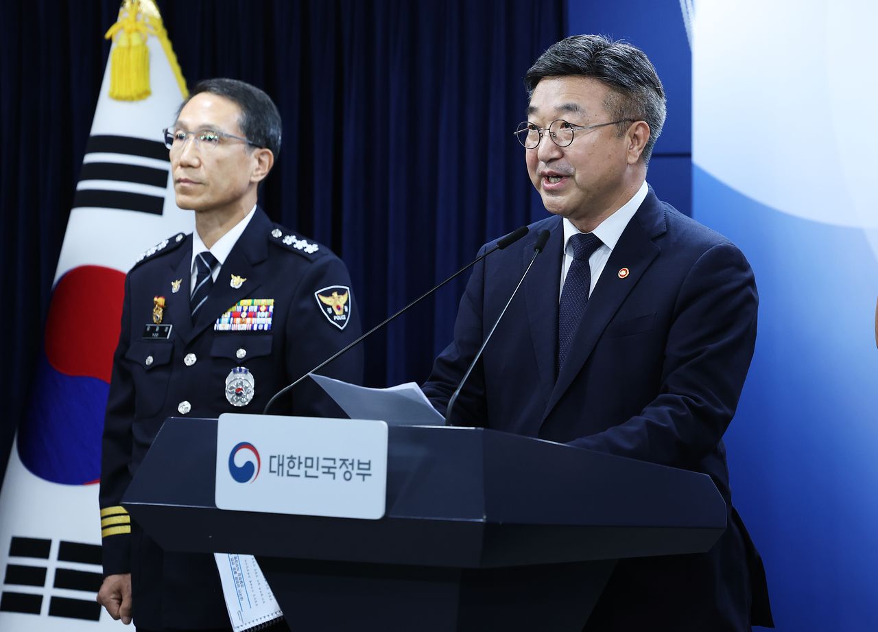 윤호중 행정안전부 장관이 16일 오후 서울 종로구 정부서울청사 브리핑실에서 경찰 수사 내부비리 근절 및 민주적 통제 강화 방안을 발표하고 있다. 뉴스1