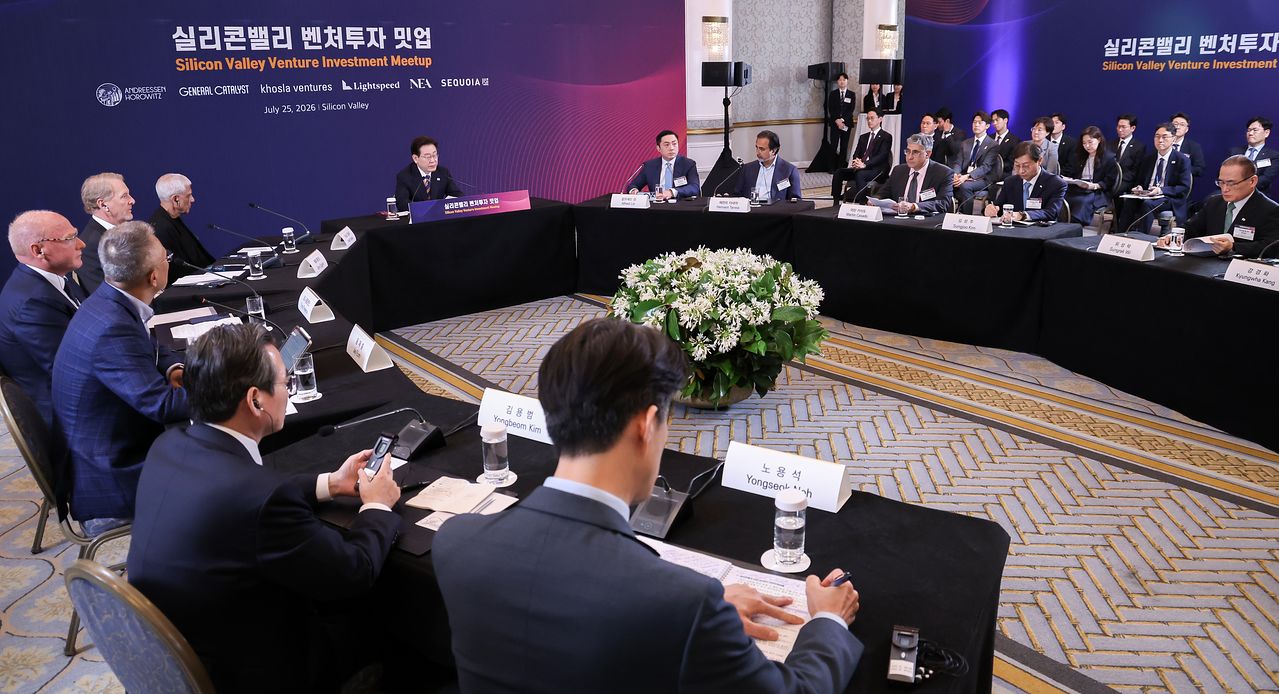 이재명 대통령이 25일(현지시간) 미국 샌프란시스코 한 호텔에서 열린 실리콘밸리 벤처투자 밋업에서 발언하고 있다.   왼쪽 아래부터 시계방향으로 노영석 중기부 1차관, 김용범 정책실장, 음재훈 GFT벤처스 대표, 토니 플로렌스 뉴 엔터프라이즈 어소시에이츠 공동대표, 배리 에거스 라이트스피드 벤처 파트너스 공동창업자, 비노드 코슬라 코슬라 벤처스 창업자, 이재명 대통령, 알프레드 린 세콰이어 캐피털 공동대표, 헤먼트 터네자 제너럴 캐털리스트 대표, 마틴 카사도 앤드리슨 호로위츠 제너럴파트너, 김성주 국민연금공단 이사장, 위성락 국가안보실장. 연합뉴스