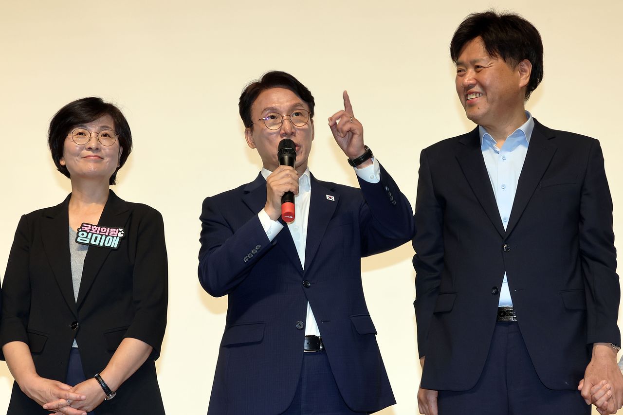더불어민주당 당권주자인 김민석 전 국무총리가 26일 오전 전남광주 북구 오룡동 광주과학기술원에서 열린 정책간담회에서 발언하고 있다. 김 전 총리의 양 옆은 임미애(왼쪽), 김용 최고위원 후보. 연합뉴스