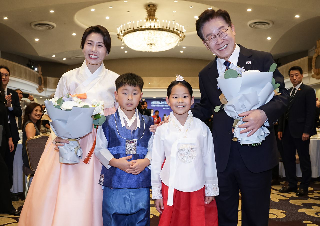 이재명 대통령과 김혜경 여사가 25일(현지시간) 미국 샌프란시스코 한 호텔에서 열린 동포 오찬간담회에서 화동들과 기념촬영을 하고 있다. 뉴스1