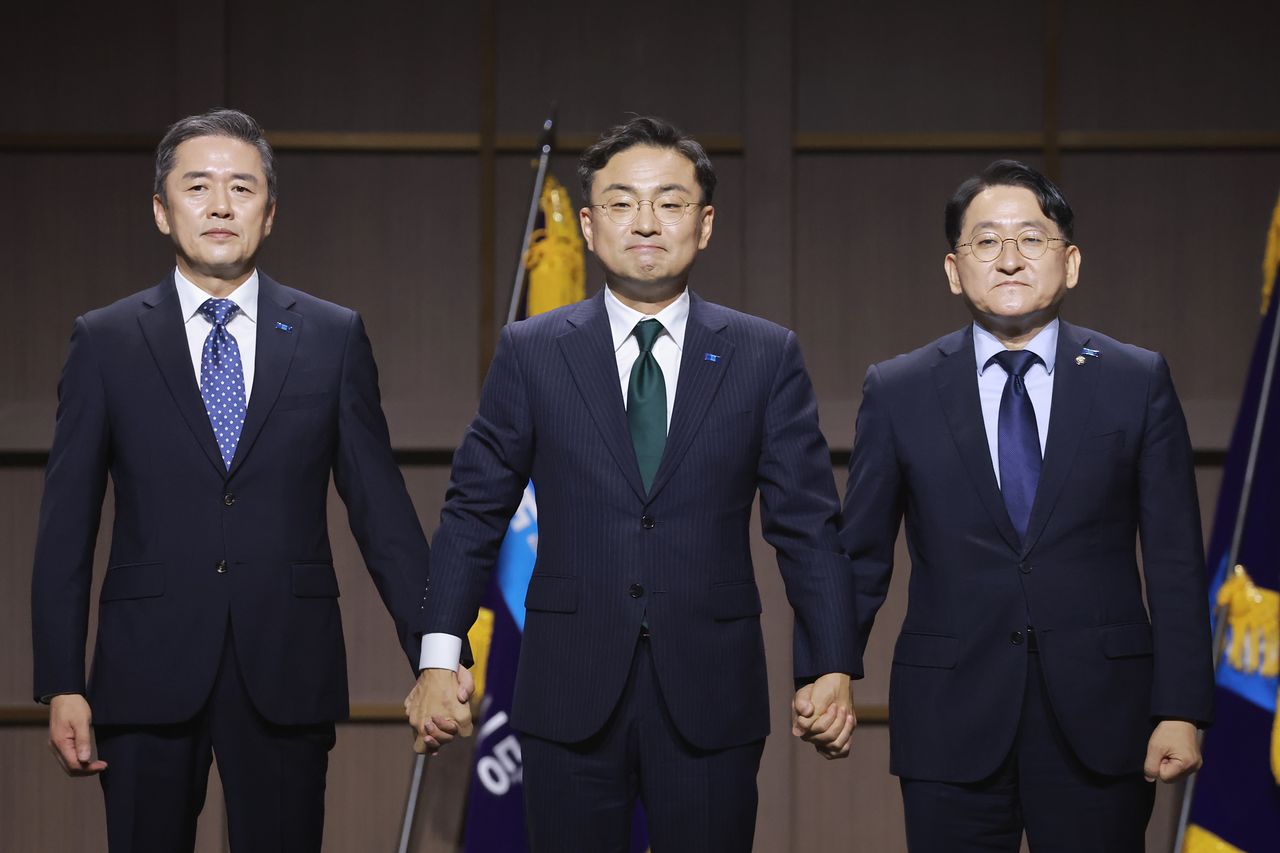 조국혁신당 신장식 신임 대표(가운데)와 차규근(오른쪽)·황현선 최고위원이 25일 경기도 수원컨벤션센터에서 열린 전국당원대회에서 기념 촬영하고 있다. 연합뉴스