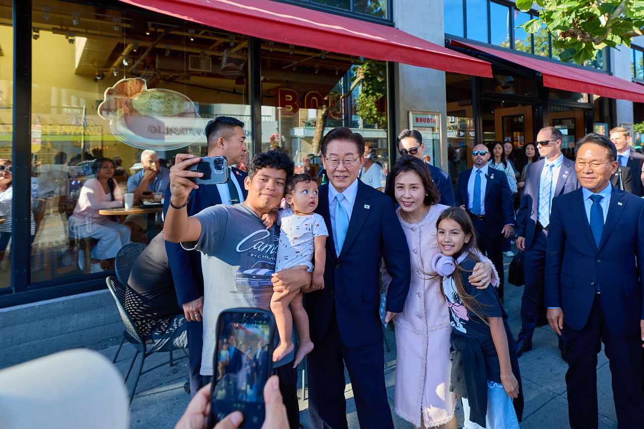 미국·남미 순방에 나선 이재명 대통령과 김혜경 여사가 25일(현지시간) 미국 샌프란시스코 피어39를 방문해 방문객들과 기념촬영을 하고 있다.연합뉴스