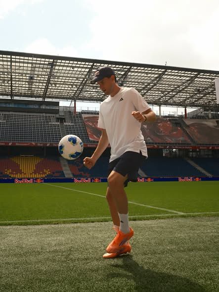 다음달 12일 열리는 유럽축구연맹(UEFA) 슈퍼컵 홍보대사를 맡은 도미니크 팀이 경기가 열릴 오스트리아 잘츠부르크 경기장에서 볼 리프팅을 선보이고 있다. 사진 도미니크 팀 페이스북
