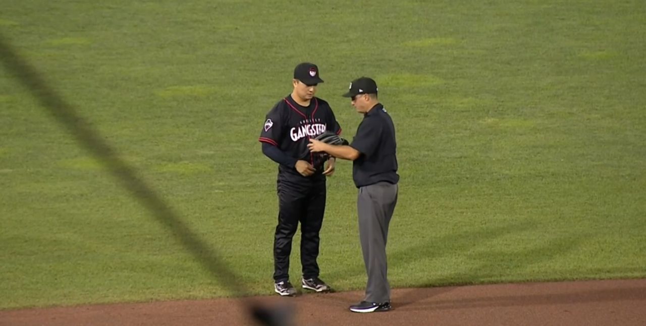 지난 24일(한국시간) 트리플A 등판을 앞두고 글러브 검사를 받는 고우석. 사진 MiLB 중계화면 캡처