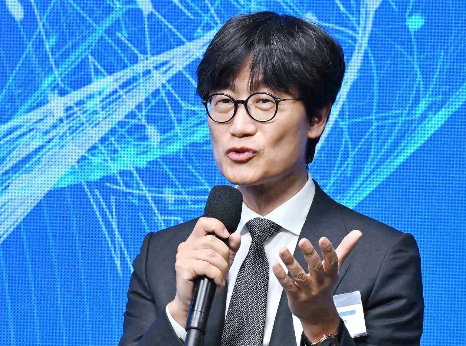 이해진 네이버 이사회 의장이 24일(현지시간) 미국 샌프란시스코에서 열린 AI서밋에서 발언하고 있다. 뉴스1