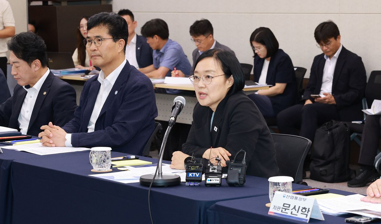 한성숙 국무총리가 지난 24일 전북 군산 새만금개발청에서 '새만금 투자 활성화 기업 간담회'를 열고 "현대차 9조원 투자는 새만금 발전의 시작"이라며 "정부가 할 수 있는 모든 일을 다하겠다"고 밝히고 있다. 사진 전북도 