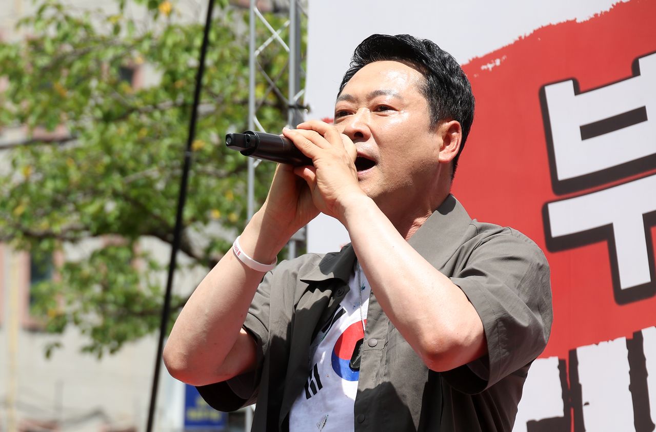 국민의힘 장동혁 대표가 25일 오후 경남 김해시 내동 거북공원에서 열린 6·3 참정권 침해 규탄 김해시민 집회에서 연설하고 있다. 연합뉴스