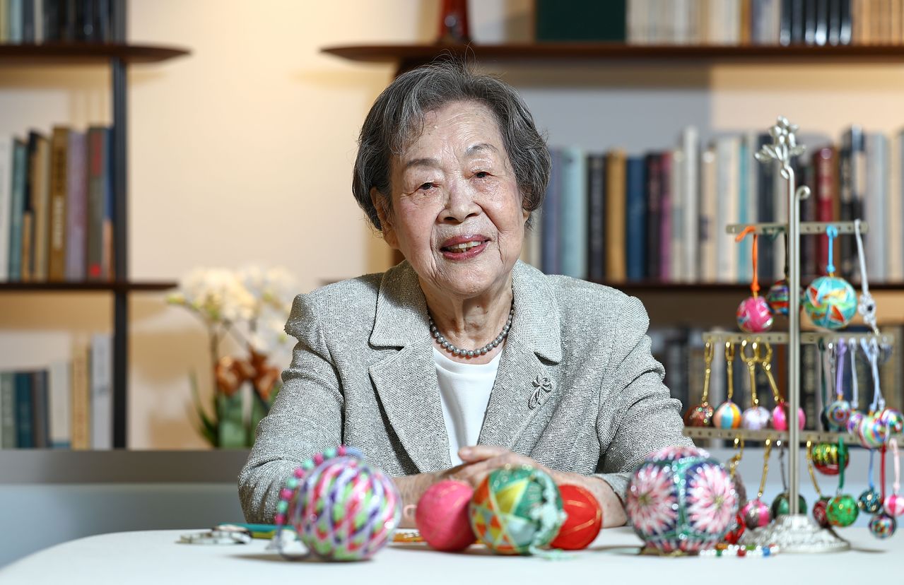 박재숙 손공 수예가가 지난 5월 서울 용산구에서 열린 자신의 개인 전시회에서 중앙일보와 인터뷰하고 있다. 김종호 기자
