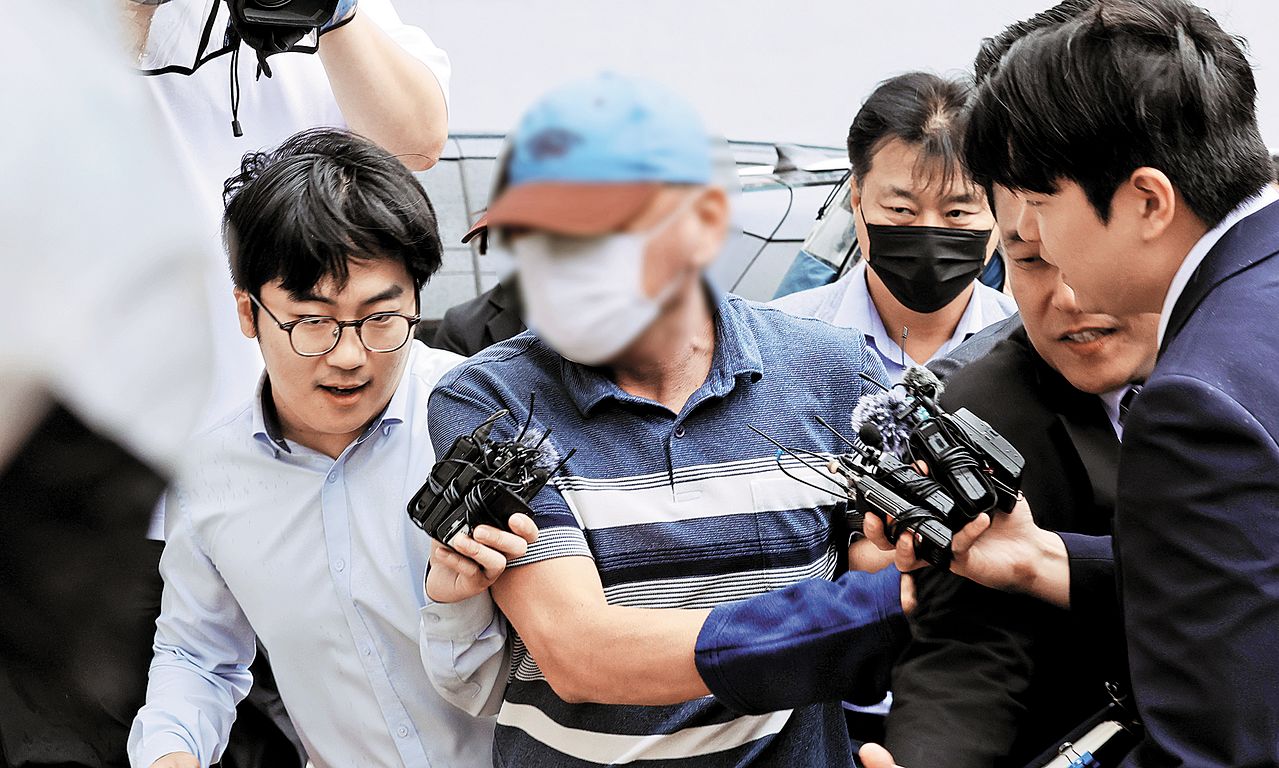 '여고생 살해범' 장윤기 사건의 증거를 인멸한 혐의를 받는 광주 광산경찰서 수사팀장 A 경감이 8일 오전 전남광주통합특별시 동구 광주지방법원에서 열린 구속 전 피의자 심문(영장실질심사)에 출석하고 있다. 연합뉴스.