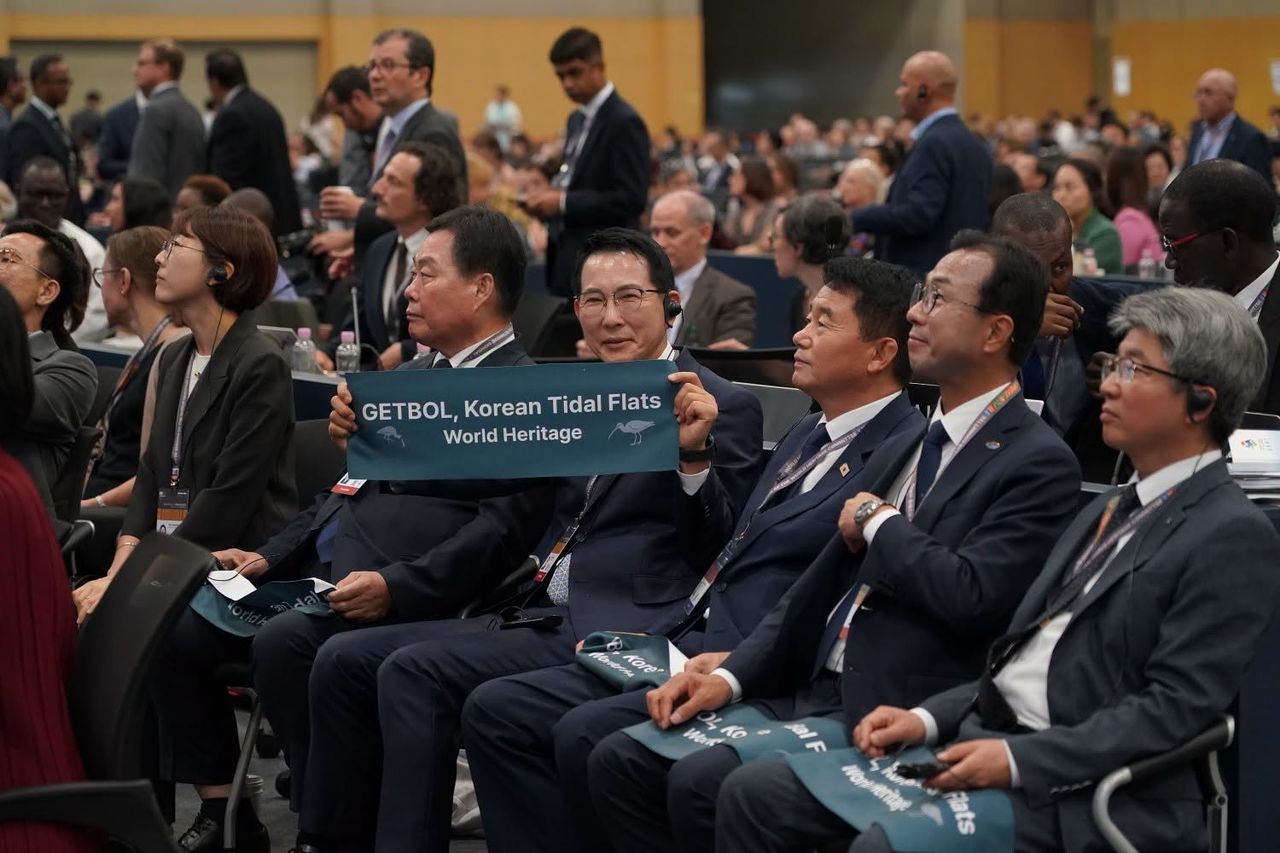  지난 25일 부산 벡스코에서 열린 제48차 유네스코 세계자연유산위원회에서 가로림만 갯벌이 세계자연유산으로 확대 등재되자 이완섭 서산시장이 환영하고 있다. [사진 서산시]