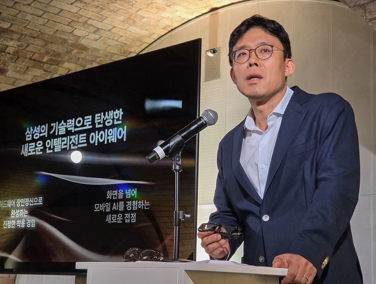 23일(현지시간) 영국 런던에서 삼성전자 MX사업부 XR 개발팀장 최재인 부사장이 인텔리전트 아이웨어에 대해 브리핑하고 있다. 사진 삼성전자