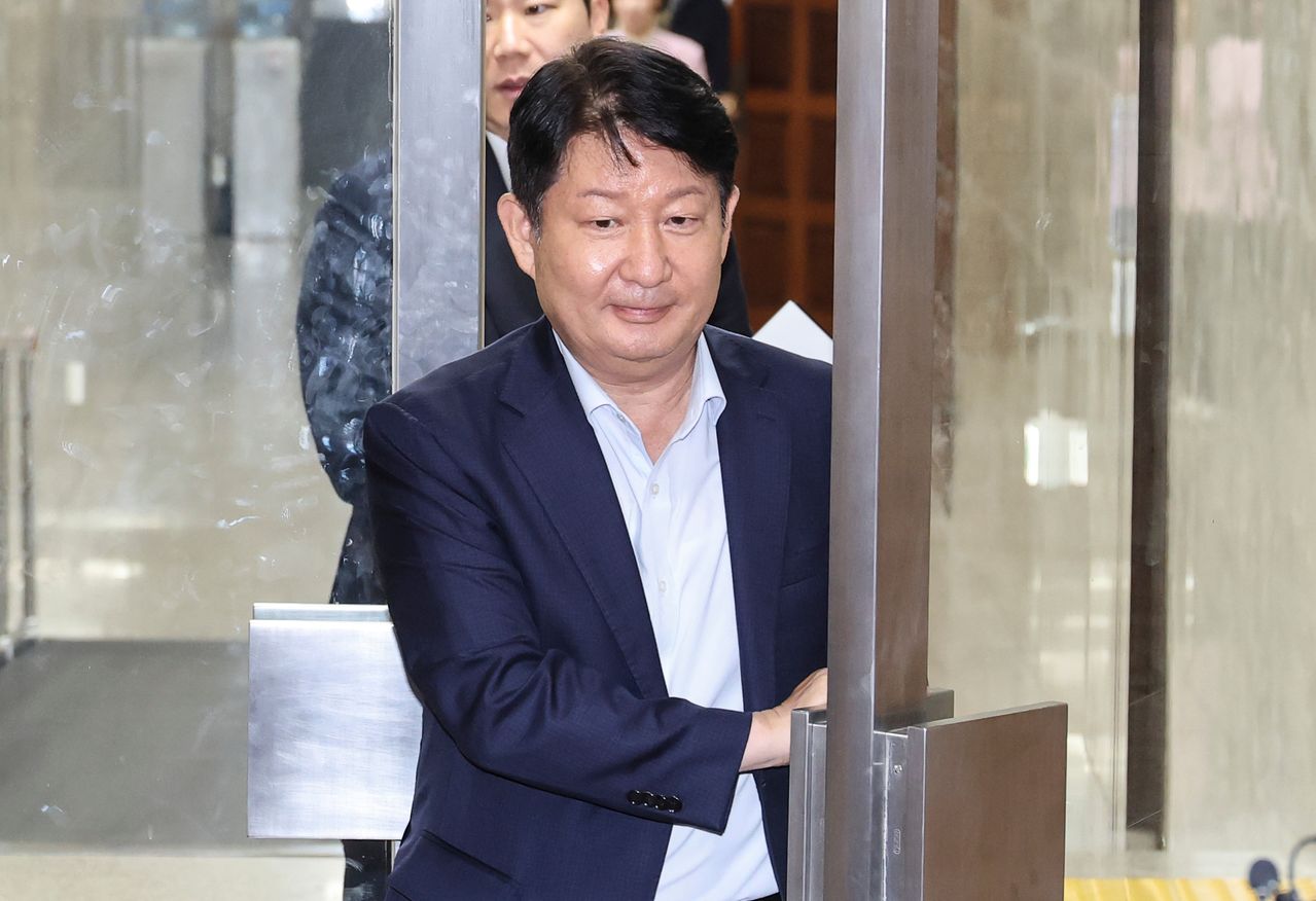  국민의힘 권영진 의원이 6월 29일 국회에서 열린 의총을 마친 뒤 이동하고 있다.   권창영 2차 종합 특별검사팀은 윤석열 전 대통령의 '체포 방해' 의혹과 관련해 이날 권 의원을 특수공무집행 방해 혐의로 추가 입건하고 출석을 통보했다. 연합뉴스