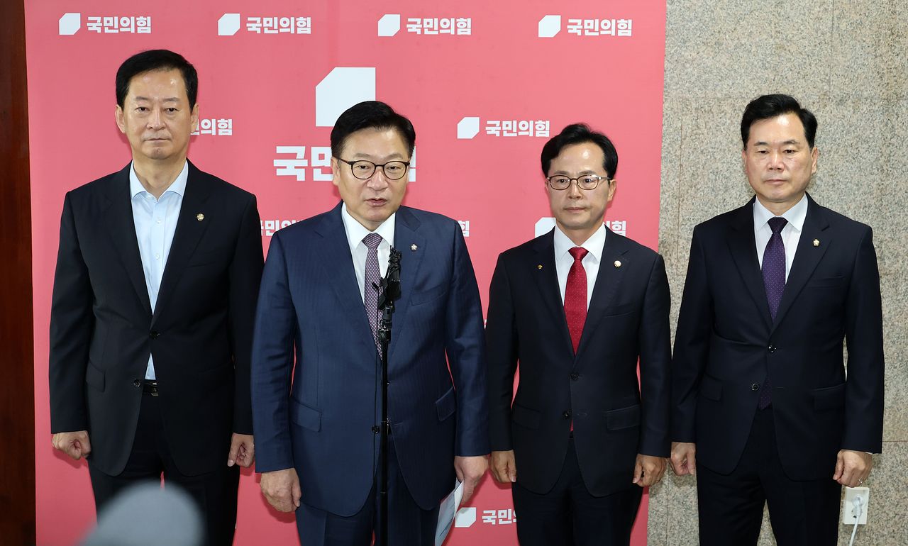 정점식 국민의힘원내대표가 27일 국회에서 상임위 배정을 둘러싼 권영진 의원과의 충돌 논란과 관련해 입장을 밝히고 있다. 연합뉴스