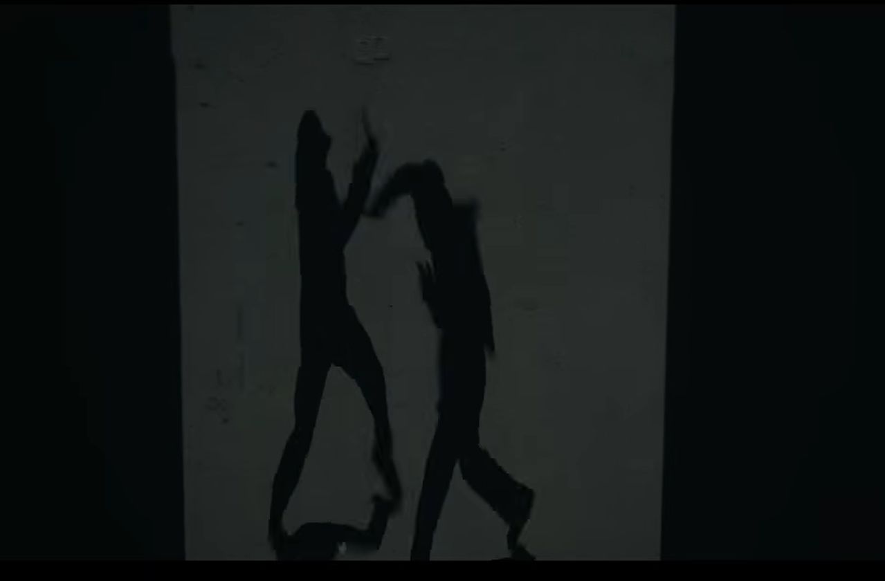 SBS 드라마 '김부장' 5화에서 김부장과 박강성이 컨테이너 박스 사이에서 벌이는 ‘그림자 액션’ 장면. SBS 캡처