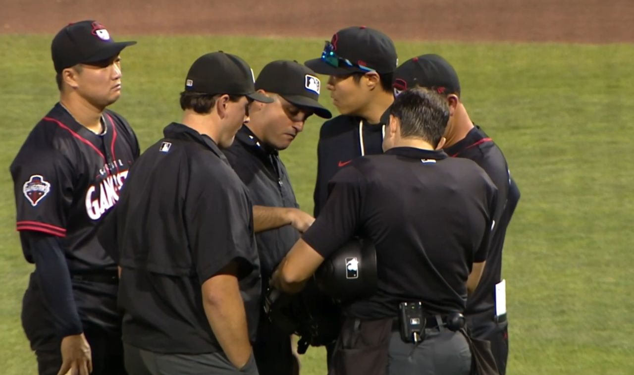 지난 24일(한국시간) 트리플A 등판을 앞두고 글러브 검사를 받는 고우석. 사진 MiLB 중계화면 캡처