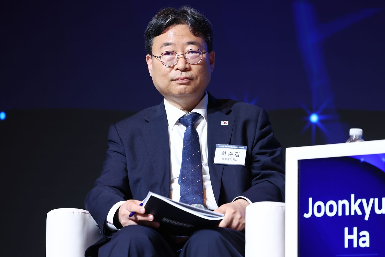 하준경 청와대 경제성장수석이 지난 5월 15일 오후 서울 중구 웨스틴조선호텔에서 '성장추세 반전을 위한 경제 패러다임 전환'을 주제로 열린 콘퍼런스에 참석해 노벨경제학상 수상자인 피터 하윗 미국 브라운대 명예교수와 대담하고 있다. 연합뉴스