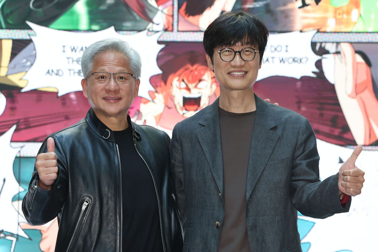 젠슨황(왼쪽) 엔비디아 CEO가 8일 경기 성남 네이버1784 사옥을 방문해 이해진 네이버 의장과 웹툰에 자막을 넣은 뒤 기념촬영을 하고 있다. 뉴시스