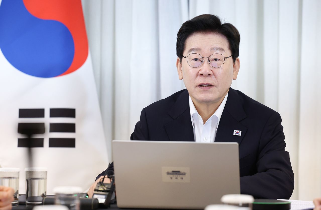 브라질을 국빈 방문한 이재명 대통령이 26일(현지시간) 브라질리아의 한 호텔에서 화상으로 주재한 수석보좌관회의에서 발언하고 있다. 뉴스1