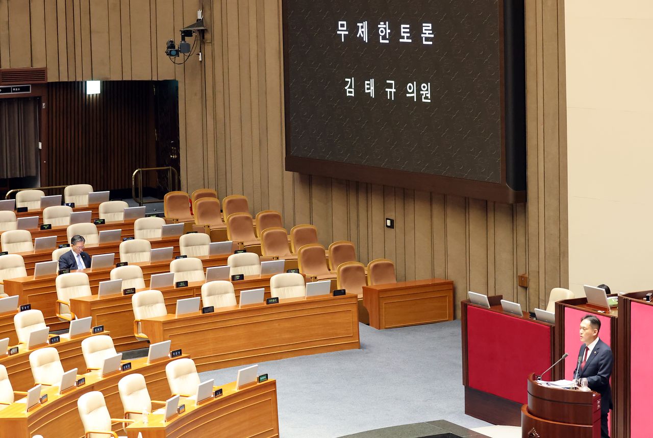 정성호 법무부 장관(왼쪽)이 21일 국회에서 열린 7월 임시국회 제1차 본회의에서 전날 상정된 윤석열·김건희에 의한 내란·외환 및 국정농단 행위의 진상규명을 위한 특별검사 임명 등에 관한 법률 일부개정법률안에 대한 국민의힘 김태규 의원의 필리버스터(무제한 토론을 통한 합법적인 의사진행 방해)를 듣고 있다. 연합뉴스