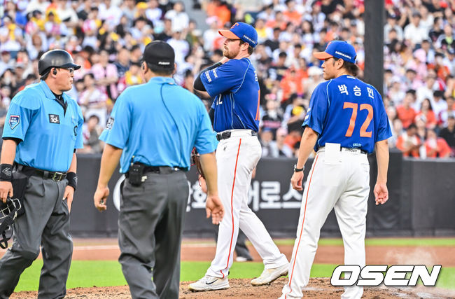 [OSEN=대전, 박준형 기자] 26일 대전한화생명볼파크에서 2026 신한은행 SOL KBO리그 한화 이글스와 LG 트윈스의 경기가 진행됐다.이날 경기에 한화는 짐머맨을, LG는 박시원을 선발투수로 내세웠다.2회초 LG 박동원의 타구에 맞은 한화 선발투수 짐머맨이 몸상태 점검한뒤 투구를 준비하고 있다.      2026.07.24 / soul1014@osen.co.kr