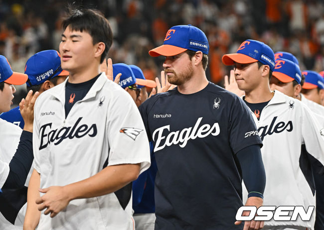 [OSEN=대전, 박준형 기자] 프로야구 한화 이글스가 LG 트윈스를 꺾고 위닝에 성공했다.한화는26일 대전 한화생명볼파크에서 열린 2026 KBO리그 LG와 경기에서 14-4로 크게 승리했다.4-4 동점인 8회 홈런 3방을 터뜨리며 10득점을 몰아치며 이겼다.경기종료 후 한화 짐머맨에 코칭스태프와 하이파이브를 하고 있다.   2026.07.24 / soul1014@osen.co.kr