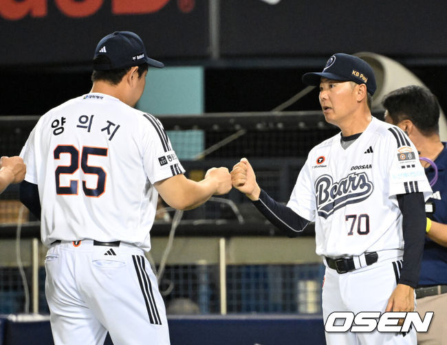 [OSEN=잠실, 이대선 기자] 프로야구 두산 베어스가 삼성 라이온즈의 4연승을 저지했다. 두산은 26일 잠실구장에서 열린 삼성과의 홈경기에서 선발 곽빈의 호투를 앞세워 7-0 완승을 장식했다.반면 삼성은 지난 23일 고척 키움 히어로즈전 이후 연승 행진을 ‘3’에서 마감했다. KBO리그 데뷔전을 치른 삼성 새 외국인 투수 오스틴 보스는 5이닝 2실점으로 비교적 잘 던졌으나 타선의 도움을 받지 못해 고배를 마셨다.경기 종료 후 두산 김원형 감독이 양의지와 승리의 기쁨을 나누고 있다. 2026.07.26 /sunday@osen.co.kr