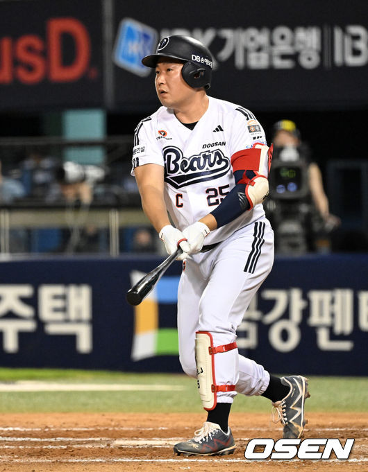 [OSEN=잠실, 이대선 기자] 26일 서울 잠실야구장에서 2026 신한 SOL KBO리그 두산 베어스와 삼성 라이온즈의 경기가 열렸다.이날 두산은 곽빈, 삼성은 오스틴 보스를 선발로 내세웠다.8회말 무사 1,3루에서 두산 양의지가 좌전 2타점 적시 2루타를 치고 있다. 2026.07.26 /sunday@osen.co.kr