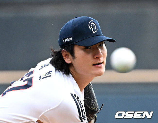 [OSEN=잠실, 이대선 기자] 26일 서울 잠실야구장에서 2026 신한 SOL KBO리그 두산 베어스와 삼성 라이온즈의 경기가 열렸다.이날 두산은 곽빈, 삼성은 오스틴 보스를 선발로 내세웠다.1회초 무사에서 두산 선발투수 곽빈이 역투하고 있다. 2026.07.26 /sunday@osen.co.kr